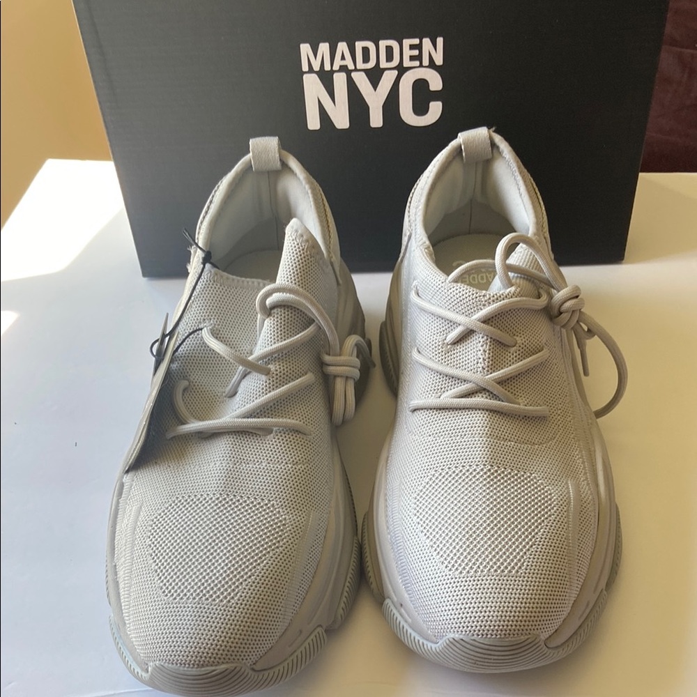 Gray Sneakers with Classic Design and Versatile Style